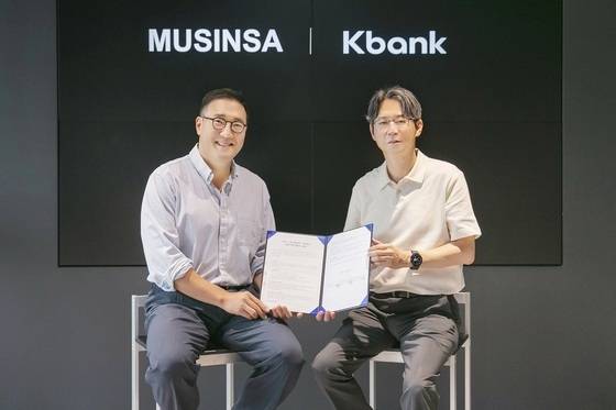 서울 성수동 무신사 본사에서 강병주 케이뱅크 사업본부장(오른쪽)과 최영준 무신사페이먼츠 대표 겸 무신사 CFO가 업무협약식에 참석해 기념촬영을 하고 있다. (케이뱅크 제공)