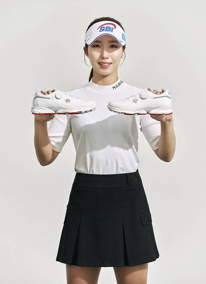 LPGA투어에 진출하는 이동은이 데상트골프 컴포트를 들고 포즈를 취하고 있다. 사진 | 데상트코리아