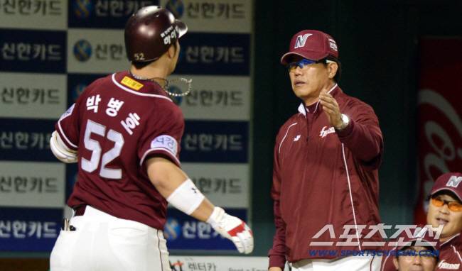 올시즌 최고 라이벌로 떠오른 LG와 넥센의 2012 프로야구 경기가 23일 잠실 야구장에서 펼쳐 졌다. 넥센 박병호가 8회 이택근에 이어 연속타자 홈런을 치고 김시진 감독과 하이파이브를 하고 있다.
잠실=조병관 기자 rainmaker@sportschosun.com/2012.05.23/