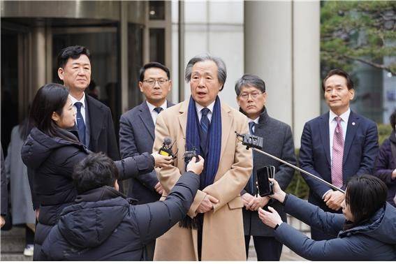 정기석 국민건강보험공단 이사장이 15일 서울 서초구 서울고등법원에서 주요 담배회사들을 상대로 제기한 대규모 손해배상 청구 소송 2심 패소에 대해 발언하고 있다. 국민건강보험공단