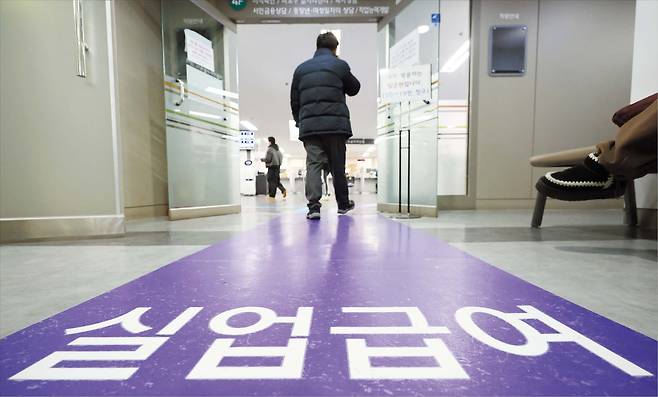 장경식 기자14일 서울 마포구 고용복지플러스센터로 상담을 받으러 온 시민이 들어서고 있다. 지난달 실업자 수가 12월 기준 역대 최대치를 기록했고, 실업률도 25년 만에 가장 높은 수준으로 치솟는 등 고용 한파가 이어지고 있다.