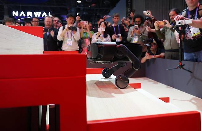 지난 7일(현지시간) 세계 최대 IT·가전 전시회 'CES 2026'이 열린 미국 네바다주 라스베이거스 베네시안 컨벤션센터 로보락 부스에서 로봇청소기가 계단을 오르고 있다. 연합뉴스