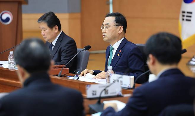 15일 서울 종로구 정부서울청사 별관 국제회의실에서 열린 국가교육위원회 제64차 회의에서 차정인 국가교육위원회 위원장이 모두발언을 하고 있다. 뉴스1