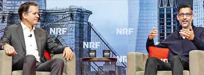 존 퍼너 월마트 차기 최고경영자(CEO·왼쪽)와 구글 모회사 알파벳의 순다르 피차이 CEO가 11일(현지시간) 미국 뉴욕 재비츠센터에서 열린 ‘미국소매협회(NRF) 2026’ 행사에서 양사의 협력 방안을 소개하고 있다. 로이터연합뉴스