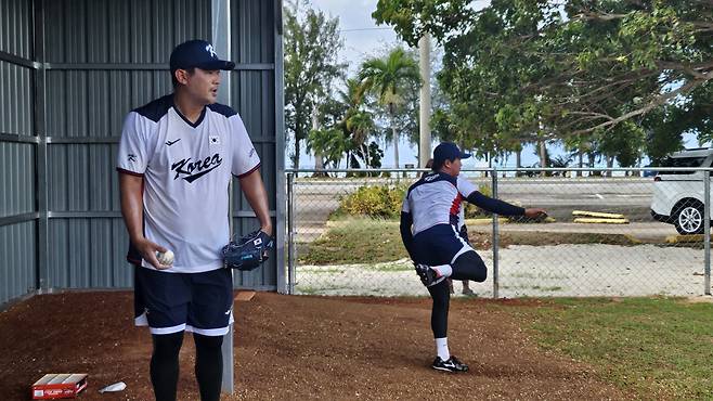 야구대표팀 투수 노경은이 월드베이스볼클래식(WBC)을 대비해 MLB 공인구(원 안)로 불펜 피칭을 하고 있다. 사이판 | 심진용 기자