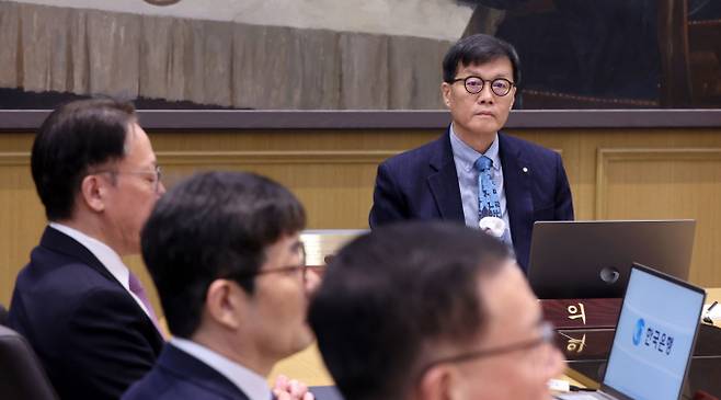이창용 한국은행 총재가 15일 오전 서울 중구 한국은행 본관에서 열린 금융통화위원회 본회의를 주재하고 있다./사진=뉴스1