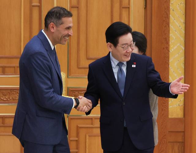 UAE 특사와 악수하는 이 대통령 : 이재명 대통령이 15일 오전 청와대에서 아랍에미리트(UAE) 칼둔 칼리파 알 무바라크 아부다비 행정청장과 악수 후 자리를 안내하고 있다. 연합뉴스