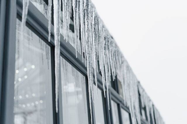 한파가 누그러지고 기온이 영상권으로 오를 때 고드름이 커지면서 추락하기 쉽다. 사진은 기사의 특정 사실과 관련 없음. 클립아트코리아