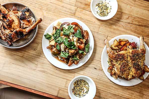 오른쪽부터 크라포딘, 흑토마토취나물샐러드. 가장 왼쪽의 닭은 크라포딘이 될 뻔했던 무언가다. 김 셰프도 해발 1,000m가 넘는 대피소에서 요리하는 건 처음인지라, 망쳤다. 구워서 소금과 후추 간만 했다.