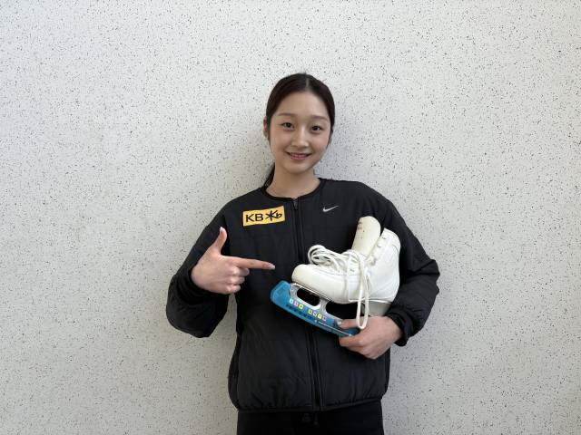 자신의 스케이트를 가리키며 포즈를 취한 신지아. 사진 제공=올댓스포츠
