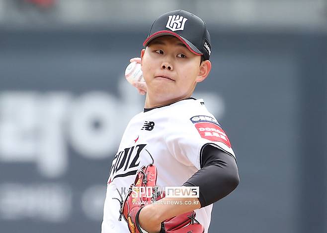 ▲ 소형준의 연봉은 2025년 2억2000만 원에서 50% 인상된 3억3000만 원으로 계약했다. 지난 2년간 팔꿈치 부상 여파로 2년 연속 2억2000만 원을 기록했으나 올해 개인 경력 최고 기록을 썼다. ⓒ곽혜미 기자