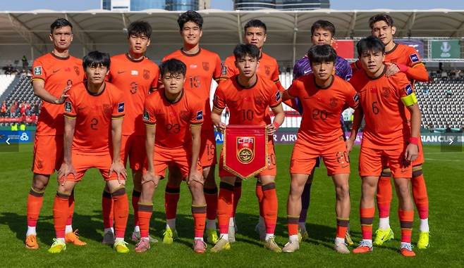 중국 23세 이하(U-23) 축구 국가대표팀은 14일(한국시간) 사우디아라비아 리야드에 위치한 알샤바브 스타디움에서 열린 태국과의 2026 아시아축구연맹(AFC) U-23 아시안컵 조별리그 D조 최종전에서 득점 없이 0-0 무승부를 거뒀다. 승리에 실패했지만 D조 2위로 8강 진출에 성공하면서 AFC U-23 아시안컵 역대 최초로 토너먼트 진출에 성공했다. 중국은 토너먼트 첫 경기에서 우즈베키스탄을 상대하고 한국은 중국을 밀어내고 D조 1위를 차지한 호주를 상대하게 됐다. AFC
