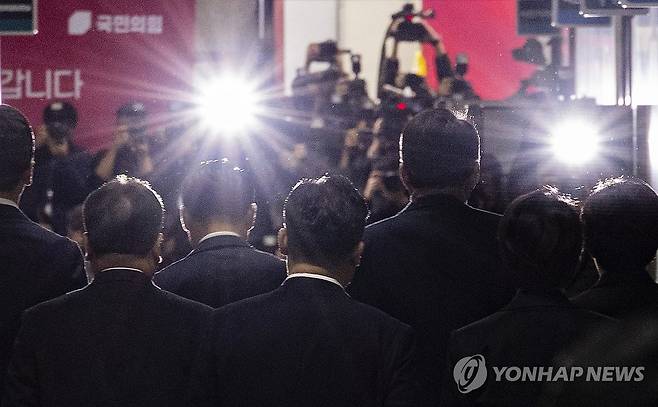 국민의힘 최고위원회의에 몰린 관심 (서울=연합뉴스) 황광모 기자 = 15일 국회에서 열린 국민의힘 최고위원회의 회의장에 장동혁 대표와 최고위원들이 입장하자 취재진의 플래시가 일제히 터지고 있다. 2026.1.15 hkmpooh@yna.co.kr