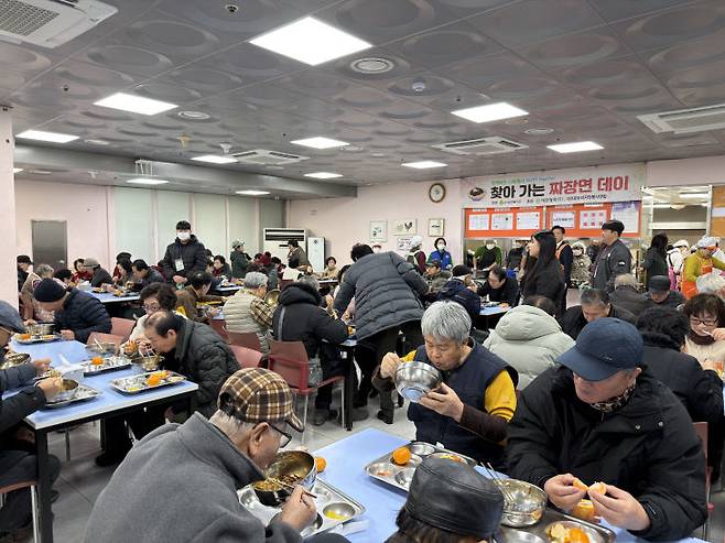 사회복지법인 신영복지재단 대덕구노인종합복지관(관장 김형식)은 1월 15일 송헌복지회(회장 송인석)와 대전곰두리자원봉사단연합(회장 문상수)이 함께하는 '찾아가는 짜장면 데이' 행사를 개최했다.
