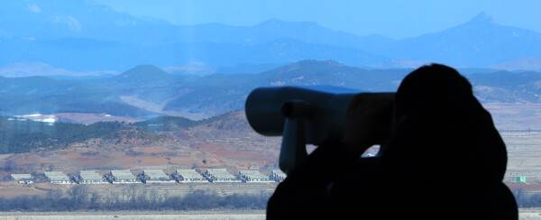 11일 인천 강화군 강화평화전망대에서 관광객이 북한 황해북도 개풍군 일대를 바라보고 있다. 북한 김여정 노동당 부부장은 이날 조선중앙통신 담화를 통해 한국발 무인기가 북한 영공을 침범했다며 책임을 경고했다. 2026.1.11. 연합뉴스