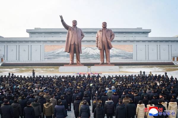 북한 '사회주의애국청년동맹' 창립 80주년 기념행사 참가자들이 지난 15일 만수대 언덕의 김일성·김정일 동상에 헌화했다고 조선중앙통신이 16일 보도했다. 2026.1.16. 연합뉴스