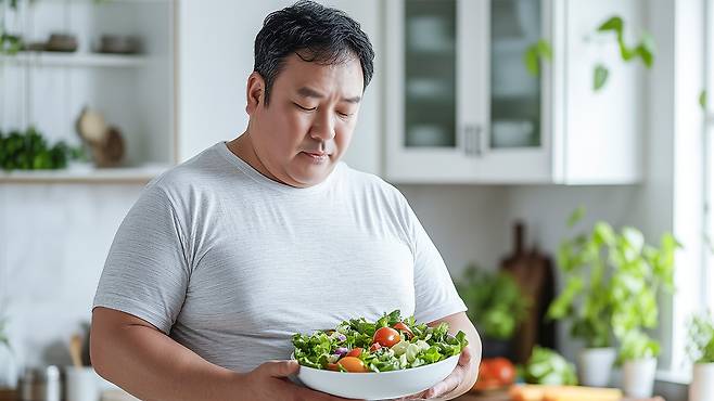 중년에 접어들면 신체 대사 기능이 떨어져 식사량을 줄여도 예전처럼 살이 쉽게 빠지지 않는다|출처: 클립아트코리아