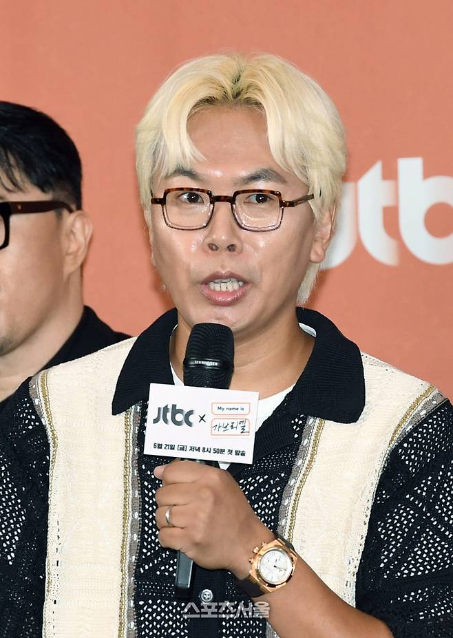 김태호PD가 20일 서울 마포구 스탠포드호텔에서 진행된 JTBC ‘My name is 가브리엘’ 제작발표회에서 취재진의 질문에 답을 하고 있다. JTBC의 신규 프로그램 ‘My name is 가브리엘은’ 아무도 나를 모르는 곳에서 세계 80억 인구 중 한 명의 이름으로 72시간 동안 ‘실제 그 사람의 삶’을 살아가는 관찰 리얼리티로 박명수, 염혜란, 홍진경, 지창욱, 박보검, 가비, 덱스 등이 출연하며 김태호 PD와 이태경 PD가 연출을 맡았다. 2024. 6. 20. 박진업 기자 upandup@sportsseoul.com