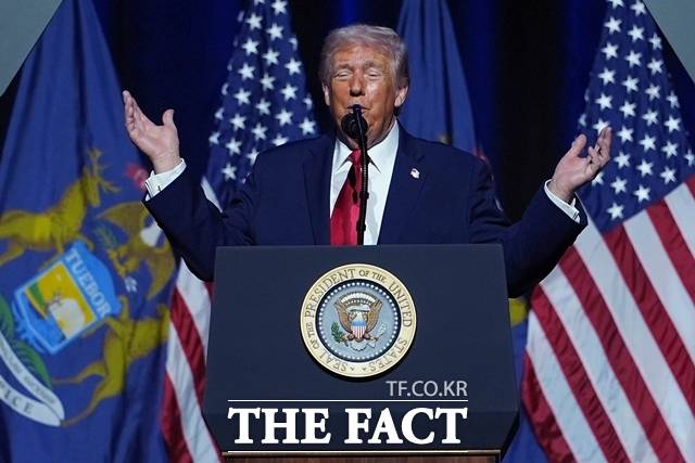 도널드 트럼프 미국 대통령이 지난 13일(현지시간) 미국 미시간주 디트로이트의 모터시티 카지노 호텔에서 열린 디트로이트 경제클럽 행사에서 연설하고 있다. /AP.뉴시스