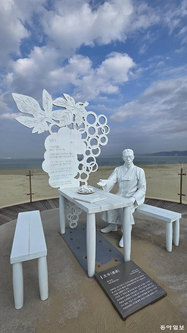 호미반도 해안둘레길의 이육사 조형물. 포항=김선미 기자 kimsunmi@donga.com
