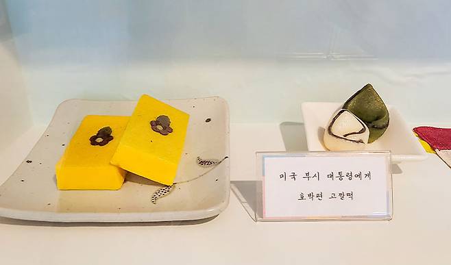 자극적인 음식이 늘어가는 와중에, 우리 떡의 고운 색이 왠지 정겹고 예뻐 보인다.