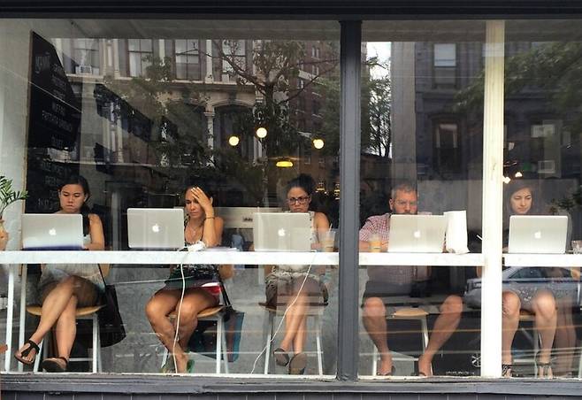 디지털 노마드와 달리, 콘센트 유목민은 전기라는 고정된 기반 시설에 결박된 채 이동하는 생존형 존재다. 픽사베이