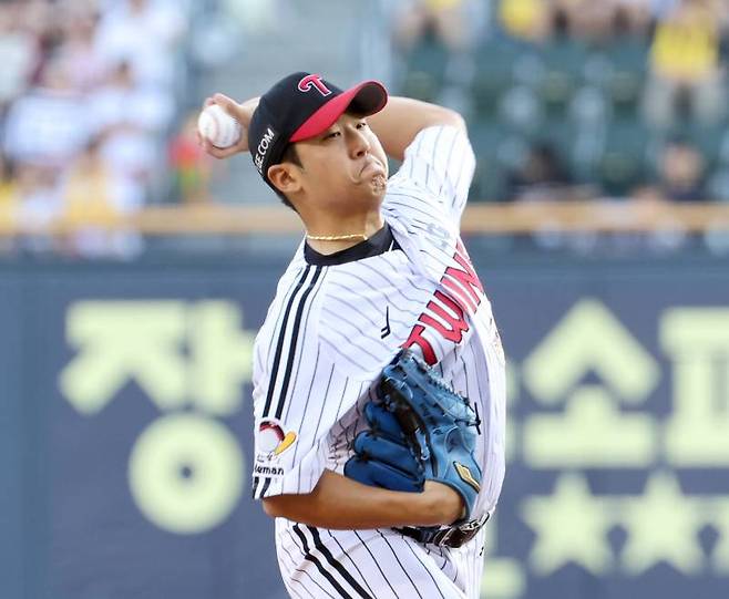 7일 오후 잠실야구장에서 열린 2025 프로야구 두산과 LG 경기. LG 선발 송승기가 역투하고 있다. 잠실=정시종 기자 capa@edaily.co.kr /2025.08.07.