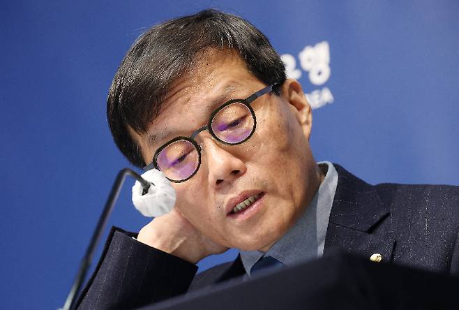 이창용 한국은행 총재가 15일 서울 중구 한국은행에서 열린 통화정책방향 기자간담회에서 취재진 질문에 답하고 있다. 연합뉴스
