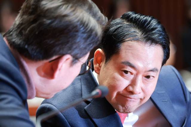 ▲국민의힘 장동혁 대표(오른쪽)와 신동욱 최고위원이 15일 국회에서 열린 의원총회에 참석해 귀엣말하고 있다. ⓒ연합뉴스