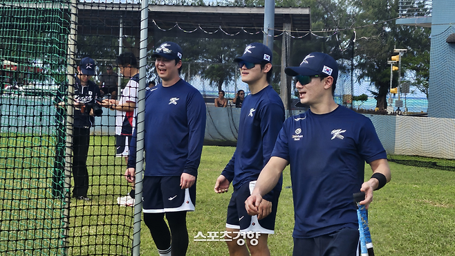 WBC 대표팀 김도영(가운데)이 11일 동료들과 함께 배팅 훈련 차례를 기다리고 있다. 사이판 | 심진용 기자