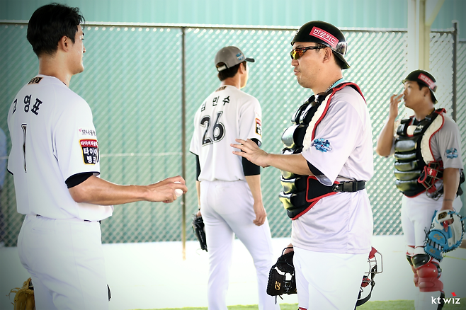KT 포수 장성우(오른쪽)가 지난해 스프링캠프에서 에이스 고영표와 불펜 피칭 중 의견을 나누고 있다. KT 위즈 제공
