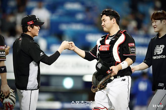 포수 장성우가 이강철 KT 감독과 승리 뒤 하이파이브 하고 있다. KT 위즈 제공