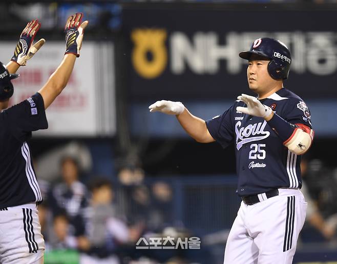 두산 양의지가 6일 서울 잠실구장에서 열린 2025 KBO리그 LG와 경기 5회초 2사만루 좌월홈런을 날린 후 선행주자들과 하이파이브를 하고 있다. 잠실 | 최승섭기자 thunder@sportsseoul.com