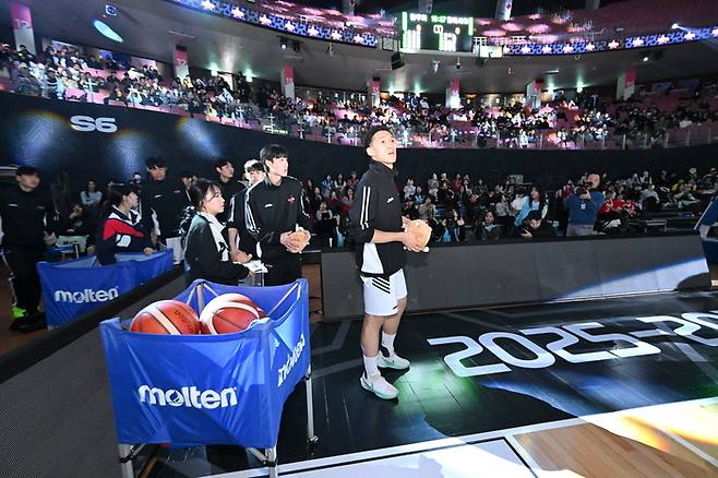 팀루키 선수들이 17일 서울 잠실실내체육관에서 열린 2025~2026 LG전자 프로농구 올스타전 전야제에 앞서 입장을 준비하고 있다. 사진 | KBL