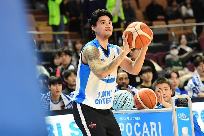 알빈 톨렌티노가 17일 서울 잠실실내체육관에서 열린 2025~2026 LG전자 프로농구 올스타전 전야제 3점슛 콘테스트 예선에 임하고 있다. 사진 | KBL