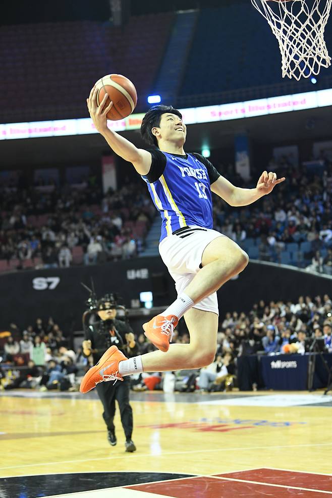 강지훈이 17일 서울 잠실실내체육관에서 열린 2025~2026 LG전자 프로농구 올스타전 전야제 덩크슛 콘테스트 예선에서 덩크를 시도하고 있다. 사진 | KBL