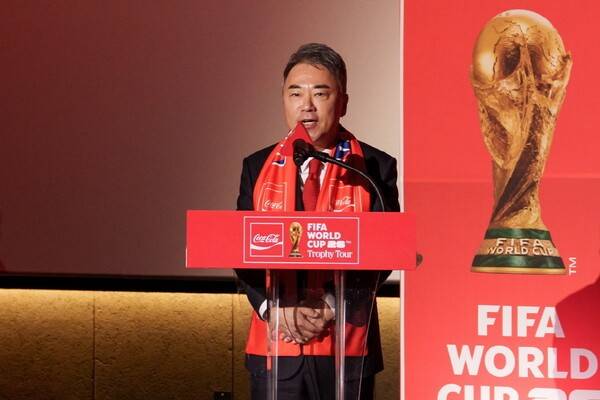16일 한국 코카-콜라가 미디어 간담회를 통해 FIFA 월드컵 트로피를 처음으로 대중에 공개하고, 17일에는 CGV용산아이파크몰에서 하루 동안 소비자 체험 행사를 열어 국내 축구 팬들이 트로피를 직접 관람하고 기념 촬영 및 특별 기념품을 받아갈 수 있는 기회를 제공할 예정이다. (한국 코카-콜라 이준엽 대표). /사진=코카-콜라