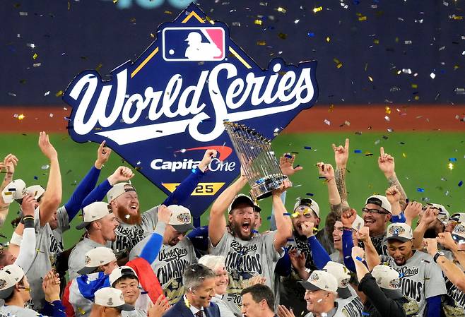 Nov 1, 2025; Toronto, Ontario, CAN; Los Angeles Dodgers pitcher Clayton Kershaw (22) celebrates with the Commissioner's Trophy after defeating the Toronto Blue Jays in game seven of the 2025 MLB World Series at Rogers Centre. Mandatory Credit: Kevin Sousa-Imagn Images TPX IMAGES OF THE DAY
<저작권자(c) 연합뉴스, 무단 전재-재배포, AI 학습 및 활용 금지>
