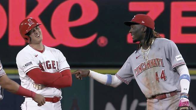 2023년 8월 24일(한국시각) 에인절스타디움에서 열린 LA 에인절스와 신시내티 레즈의 더블헤더 2차전서 오타니 쇼헤이가 5회 2루타를 치고 나가자 신시내티 유격수 엘리 데라크루즈가 손가락으로 팔을 찌르고 있다. 그는 당시 "진짜 사람인지 궁금했다"고 밝혔다. 사진=MLB.TV 캡처