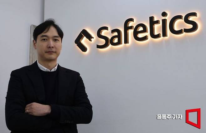 신헌섭 세이프틱스 대표가 아시아경제와 인터뷰를 마친 후 포즈를 취하고 있다. 윤동주 기자