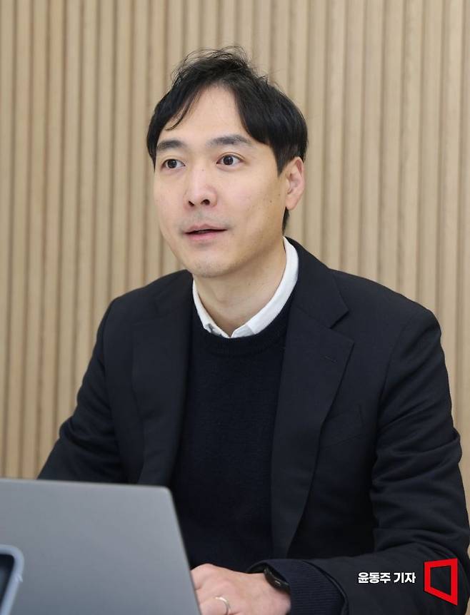 신헌섭 세이프틱스 대표가 아시아경제와 인터뷰를 하고 있다. 윤동주 기자