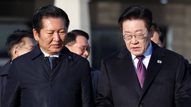 한일 정상회담을 위해 일본을 방문하는 이재명 대통령이 13일 경기 성남 서울공항에서 공군1호기로 향하며 정청래 더불어민주당 대표와 대화하고 있다. /연합뉴스