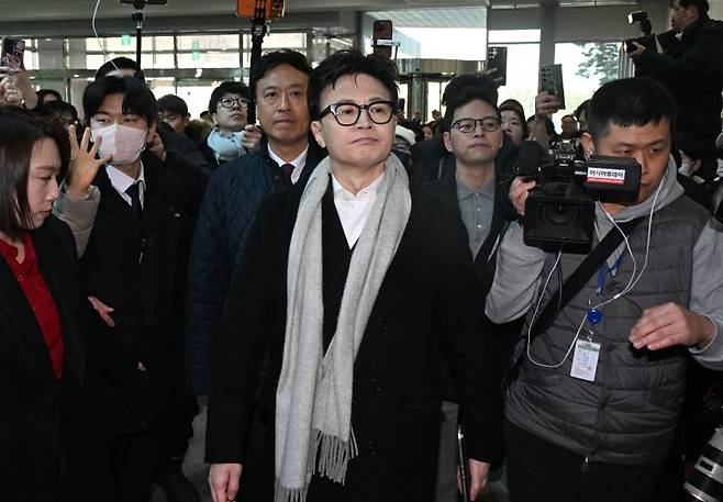 국민의힘 한동훈 전 대표가 지난 14일 당 윤리위원회가 본인을 제명 결정한 것과 관련해 입장을 밝히기 위해 국회 소통관으로 향하고 있다. 뉴스1