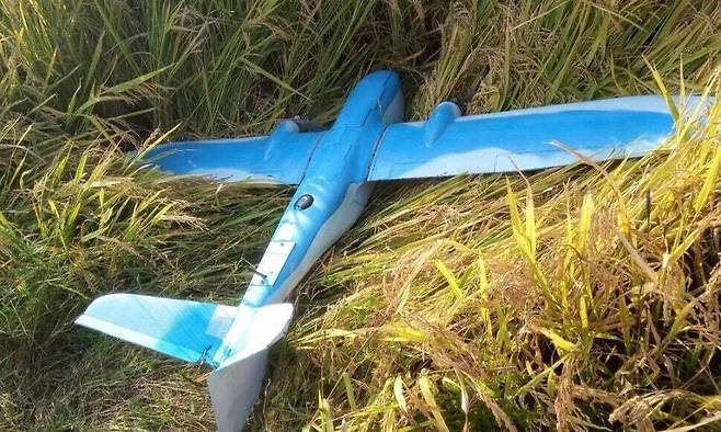 북한 조선인민군 총참모부 대변인은 지난 10일 조선중앙통신을 통해 작년 9월과 지난 4일에 한국이 침투시킨 무인기를 격추했다고 주장하며 이에 대한 대가를 치르게 될 것이라고 위협했다. 사진은 북한이 주장한 개성시 장풍군에 추락한 한국 무인기. 연합뉴스