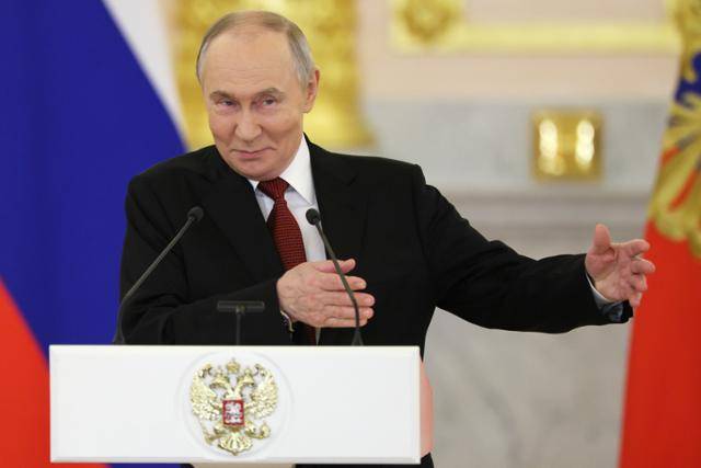 블라디미르 푸틴 러시아 대통령이 15일(현지 시간) 러시아 모스크바 크렘린궁 알렉산드르 홀에서 열린 주러시아 대사 신임장 제정식에서 연설하고 있다. 이날 제정식에는 작년 10월 부임한 이석배 주러시아 한국대사도 참석했으며, 푸틴 대통령은 한러 관계의 회복을 기대한다라고 밝혔다. AP=뉴시스