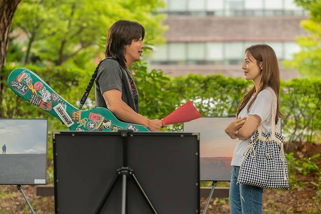 영화 '하트맨'의 주인공 승민(권상우, 왼쪽)은 인기 록밴드 보컬 출신으로, 첫사랑 보나(문채원)와 두 번의 재회를 한다. 사진 롯데엔터테인먼트