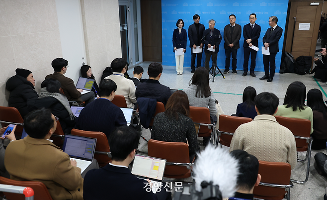 1월 14일 국회 소통관에서 박은정 조국혁신당 의원의 주선으로 검찰개혁 추진단 자문위원으로 참석했던 서보학 경희대 로스쿨 교수를 포함한 5명의 법조인과 교수들이 자문위원 사퇴 기자회견을 마친 뒤 브리핑을 하고 있다. 권도현 기자