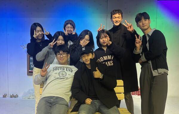 수원 직장인 극단 ‘인터씨어터’ 단원들이 기념 사진을 찍고 있는 모습. 서다희기자