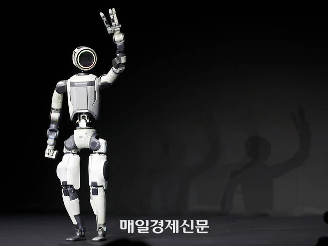 (라스베이거스=뉴스1) 황기선 기자 = 세계 최대 가전·정보기술(IT) 전시회 ‘CES 2026’ 개막을 하루 앞둔 5일(현지시간) 미국 네바다주 라스베이거스 만달레이베이에서 열린 현대차그룹 프레스 컨퍼런스에서 휴머노이드 로봇 아틀라스가 관객들에게 인사하고 있다. 2026.1.6/뉴스1