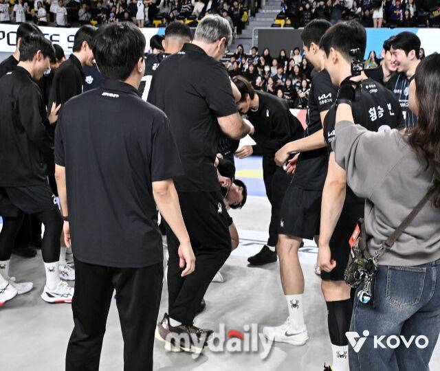 신호진을 격하게(?) 축하하는 선수들. (사진 = KOVO)